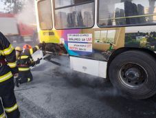 Kigyulladt menet közben egy autóbusz Nagyváradon - az utasokat kimenekítette a sofőr