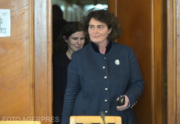 FRISSÍTVE – Iulia Scânteit és Bogdan Licut választotta alkotmánybírónak a parlament