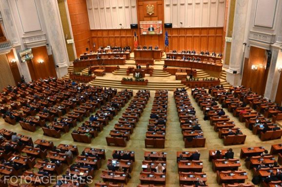 Újabb tervezetet nyújtott be az USR a törvényhozók különnyugdíjának eltörlésére