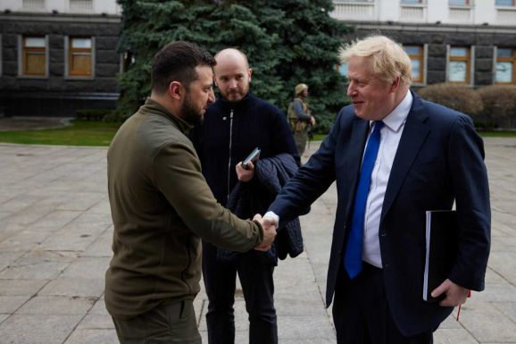 Hosszabb hatótávolságú fegyverek szállításáról tárgyalt Johnson és Zelenszkij