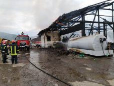 Több mint két és fél millió lejnyi kár keletkezett a zeteváraljai fűrésztelepen kitört tűzben