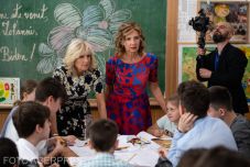 Az amerikai elnök felesége ukrajnai menekültekkel találkozott Bukarestben