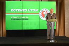 Ismét Tőkés Lászlót választották meg az Erdélyi Magyar Nemzeti Tanács elnökének