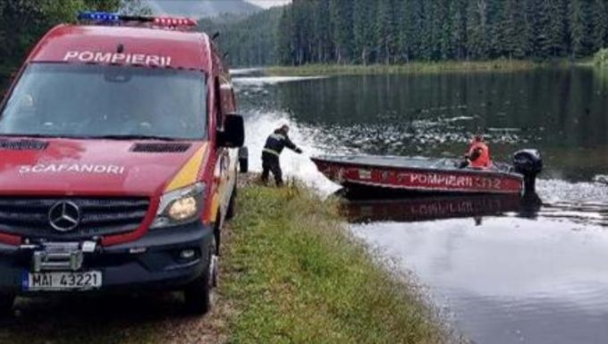 Elmerült a nagyekemezői tóban egy férfi, búvárok keresik