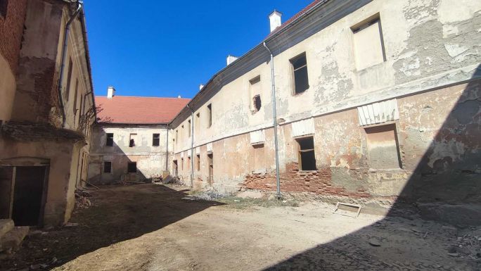 Kézdivásárhely: javában dolgoznak az egykori Székely Katonanevelde felújításán