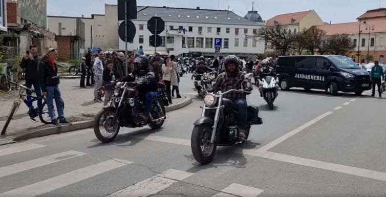 Vigyázz a motorosokra! Több száz motor dübörgött a szezonnyitó Sepsiszentgyörgyi felvonuláson