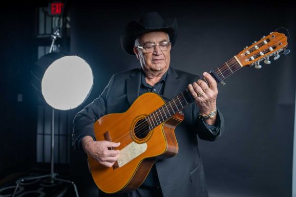Eliades Ochoa, a Buena Vista Social Club alapító tagja lép fel Kolozsváron