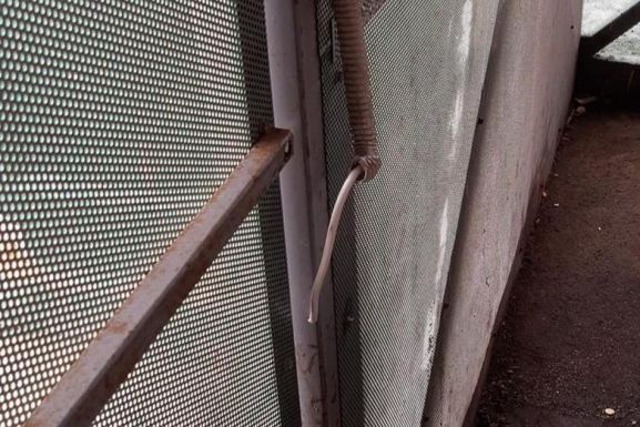 Kezelhetetlenné vált a szemetesrongálás Sepsiszentgyörgyön