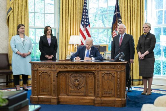 Joe Biden aláírta a „kölcsönbérleti” törvényt