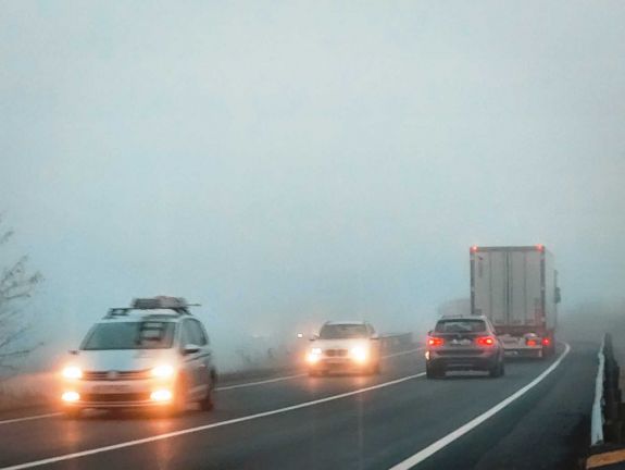 Sűrű ködre figyelmeztetnek több erdélyi megyében