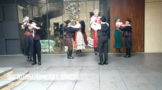 Kalotaszeg körül forgott a világ: hetven táncegyüttes részvételével készült videó