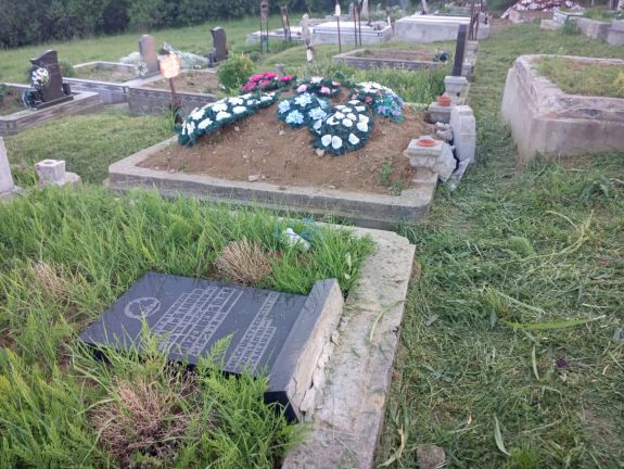 FRISSÍTVE – Három gyermek döntötte le a sírköveket a magyarkeceli református temetőben