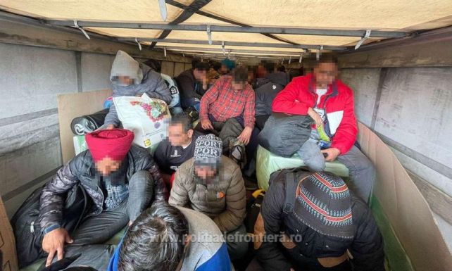 Több mint félszáz migráns zsúfolódott össze egy kamionban