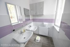 Országszerte 126 iskolában építtet megfelelő mosdókat a kormány