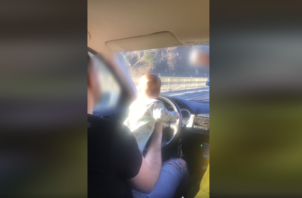 Kisbabával a karjában vezetett a felelőtlen férfi, videó is készült róla – megbüntették