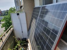 Napelempark a 4. emeleten – az erkélyén termeli meg az elfogyasztott áram javát egy nagyváradi nyugdíjas