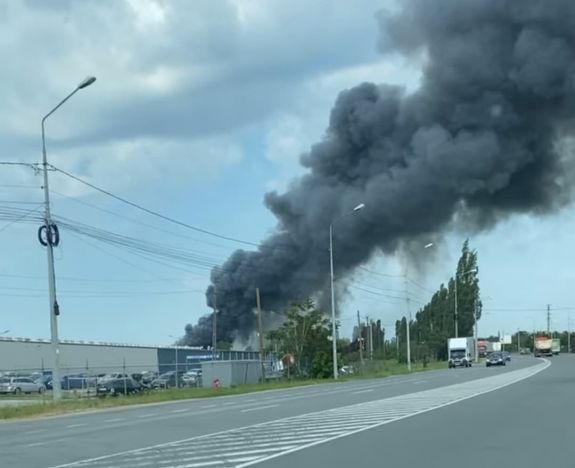 Nagyvárad: lángokban áll egy lerakat a Borsi úton
