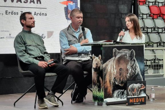 Elveszett a bizalom a nagyvad és az ember között: a Medvéről beszélgettünk a Csíkszeredai Könyvvásáron