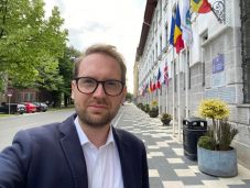 A városháza homlokzatára kitűzött zászlók eltávolítására kérte a prefektúra a temesvári polgármestert