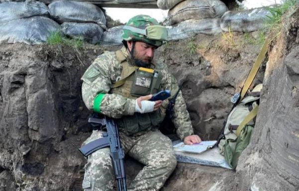 Fegyir Sándor a lövészárokból oktatja diákjait: „a legrosszabb, mikor a katonák kezdik megszokni a háborút”