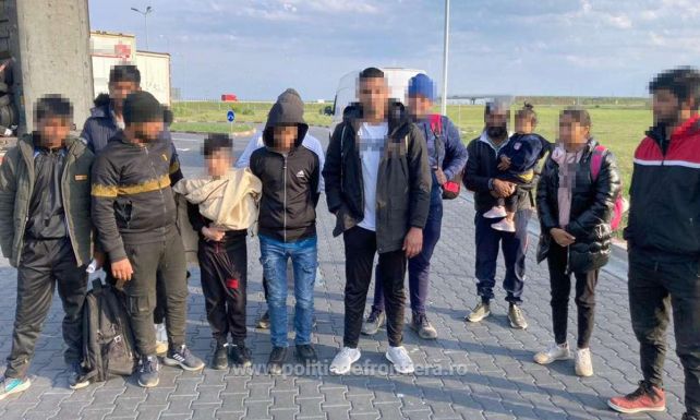 Tizenkét személy próbált átjutni a határon egy kamion rakterébe rejtőzve