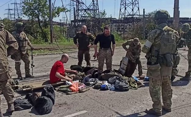 Újabb 771 ukrán fegyveres adta meg magát a mariupoli acélműnél