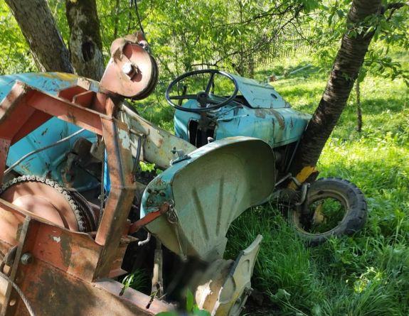 Felborult a traktorral és meghalt egy 77 éves férfi