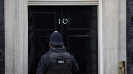 Több mint 120 bírságot rótt ki a londoni rendőrség a Partygate résztvevőire