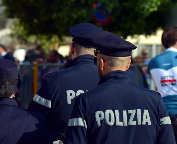 Idős férfiakat megkárosító román bűnszervezetet számoltak fel Olaszországban