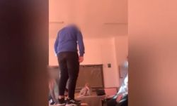 A diákok az osztályfőnök jelenlétében táncoltak a padokon egy Maros megyei falu iskolájában