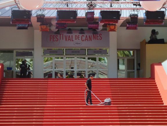 Félmeztelen nő rohant be a vörös szőnyegre a cannes-i fesztiválon