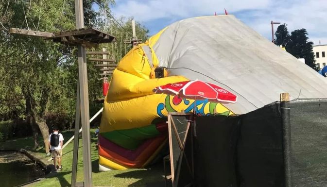 Több gyerek lezuhant, amikor felborult egy felfújható csúszda Kolozsváron