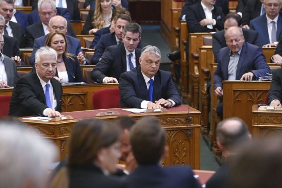 Magyarországon elfogadták az alaptörvény módosítását, ez alapján veszélyhelyzetet hirdetett a kormány