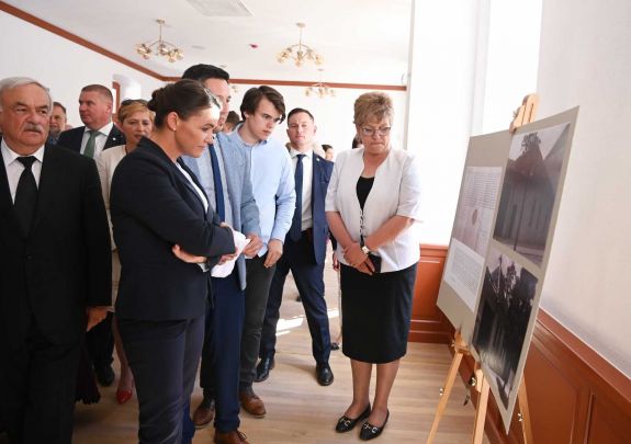 Az egykori püspöki ház emléktábláját leplezték le Nagyenyeden 