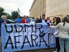 FRISSÍTVE – Kizárná az RMDSZ-t a kormányból az AUR, Ciolacu ezt „majomkodásnak” nevezte