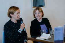 A divat annak tükre, ami a társadalomban történik – megjelent Keszeg Anna divattudományi kötete