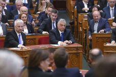 Magyarországon elfogadták az alaptörvény módosítását, ez alapján veszélyhelyzetet hirdetett a kormány