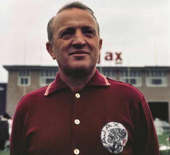 Amikor Kovács István magasba emelte a BEK-serleget – 50 év telt el a sporttörténeti pillanat óta