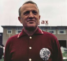 Amikor Kovács István magasba emelte a BEK-serleget – 50 év telt el a sporttörténeti pillanat óta