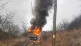 Kigyulladt egy vonat mozdonya a sinaiai állomáson