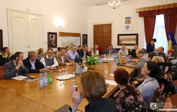 A székelyudvarhelyi uszoda ügye: egymásnak feszül a polgármester és az RMDSZ