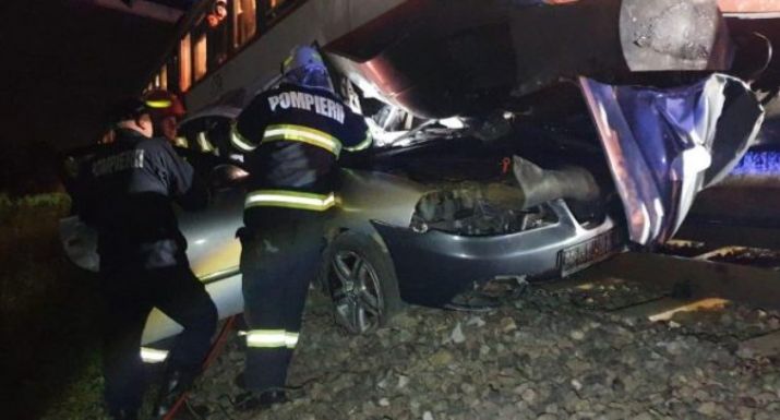 Elsodorta a vonat a személyautót, életét veszítette a 19 éves sofőr