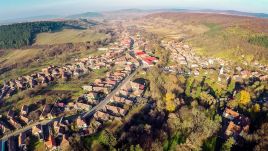 Székkel dobta meg, leköpte és szidalmazta kollégáját a tordaszentlászlói alpolgármester