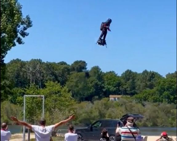 Légi mutatványa közben egy tóba zuhant és megsérült a francia „légdeszkás” Franky Zapata