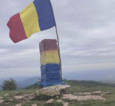 Piros-sárga-kékre festették a Székelykőn a követ, amelynél Novák Katalin fotózkodott