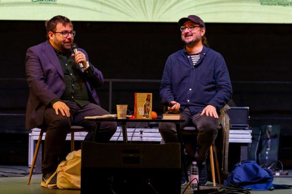 Egyszerre utazni és otthon lenni: Cserna-Szabó András karneváli regényt írt Attila hun király koráról