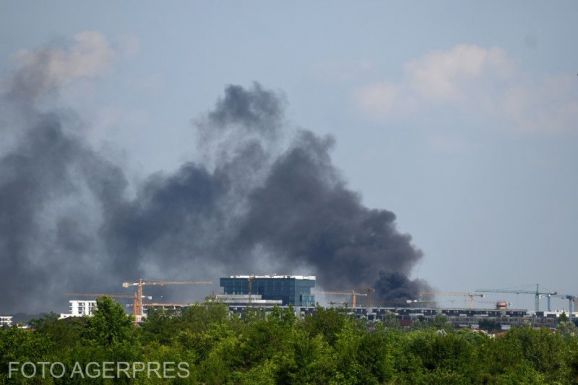 Hatalmas tűz pusztít Bukarestben egy építkezésen