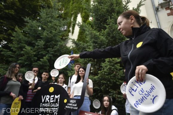 A meleg étel biztosításáért tüntettek a tanügyminisztérium előtt