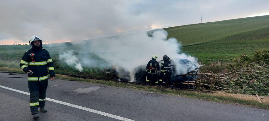 Bennégett egy fiatal az összetörött személyautóban