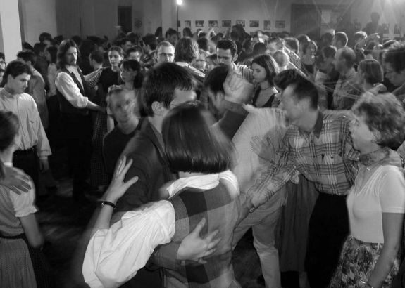 45 éves a kolozsvári táncház – kiállítással ünnepelnek